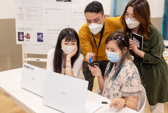 Z세대 대학생들로 구성된 LG전자 '디자인 크루' 참가자들이 아이디어를 논의하고 있다. <LG전자 제공>